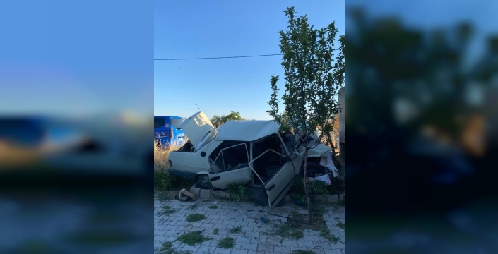 Yurtbaşı'nda dehşet: Otomobil önce konteynere sonra duvara daldı, sürücü yaralı