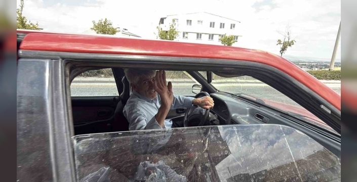 Zeytinyağlı kaygan zemin, otomobilleri bahçeye uçurdu: Sürücüden şaşırtan tepki