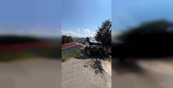 Zonguldak'ta beton mikseri evin çatısına düştü, büyük bir facianın eşiğinden dönüldü