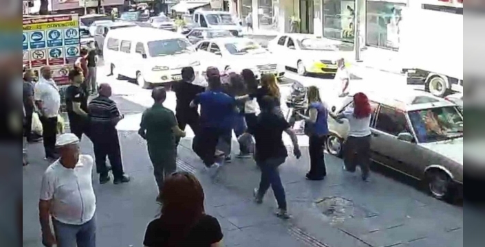 Zonguldak'ta kaza sonrası dehşet: Kadın sürücüye dikiz aynasıyla vahşice saldırı!