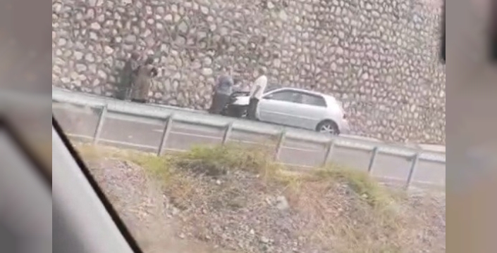 Zonguldak'ta otomobil bariyere çarptı, bir yolcu yaralandı